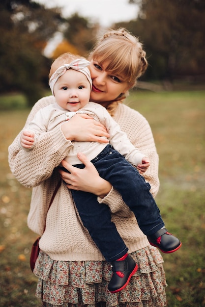 Hermosa madre caucásica con trenza abrazando a su hija