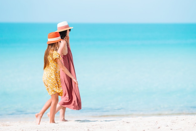 Hermosa madre e hija en la playa caribeña