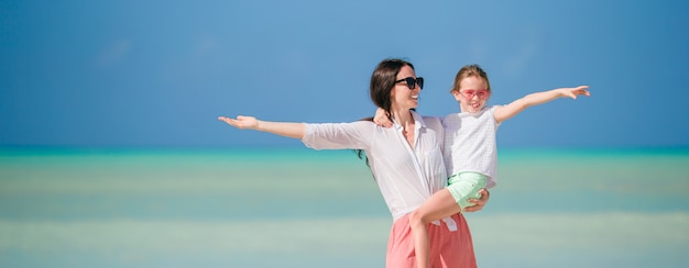 Hermosa madre e hija en la playa caribeña