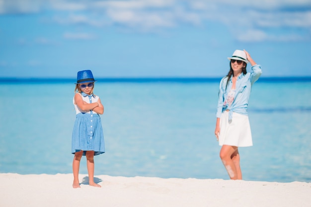 Hermosa madre e hija en la playa