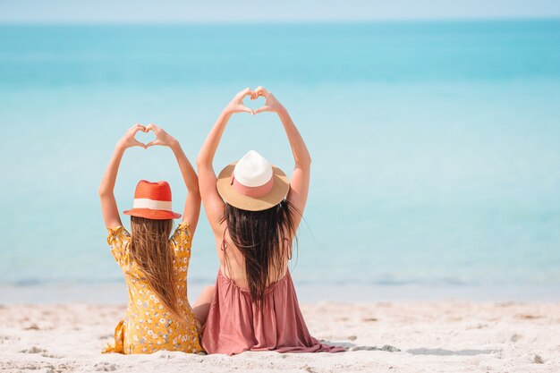 Hermosa madre e hija en la playa