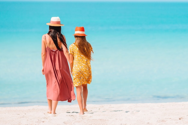 Hermosa madre e hija en la playa