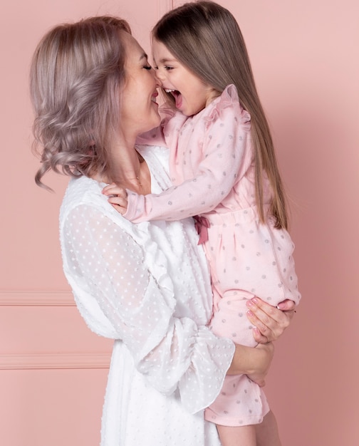 Foto hermosa madre e hija riendo juntos