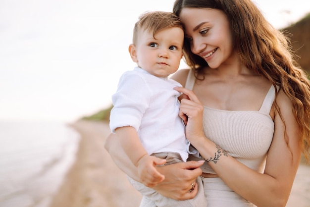 Hermosa madre e hijo descansando en la playa Estilo de vida activo Infancia feliz