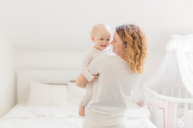 Hermosa madre jugando con lindo bebé