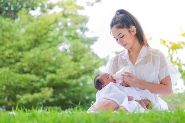 Foto hermosa madre lactante una familia en un jardín asiático