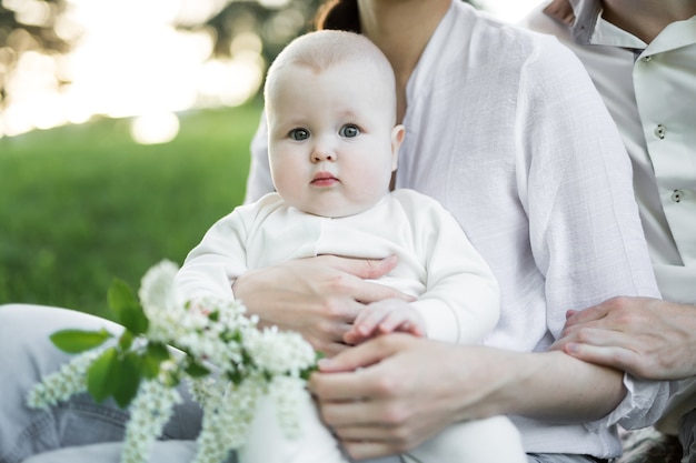 Hermosa madre, padre y bebé al aire libre