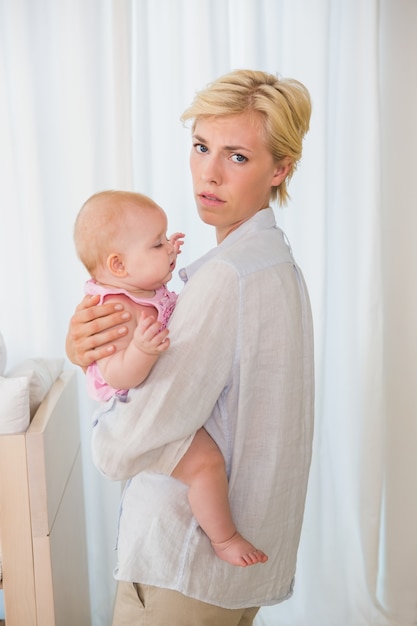 Hermosa madre sosteniendo a su bebé