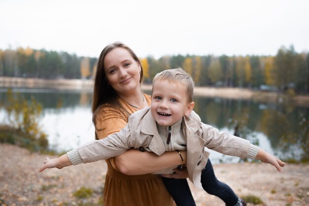 Hermosa madre sostiene a un hijo en sus brazos