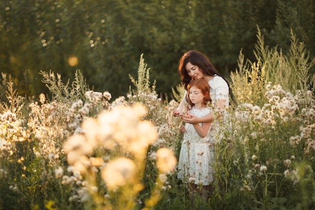 Hermosa madre y su hija al aire libre Naturaleza al aire libre Retrato de familia feliz