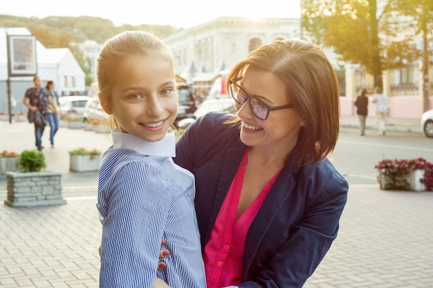 Hermosa madre y su hija están abrazando y sonriendo.