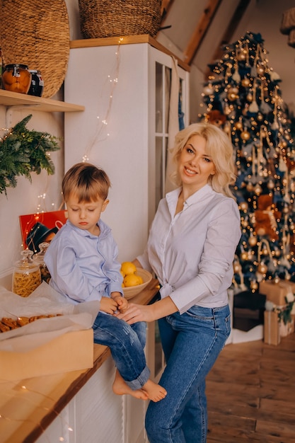 Hermosa madre con su hijo en Navidad