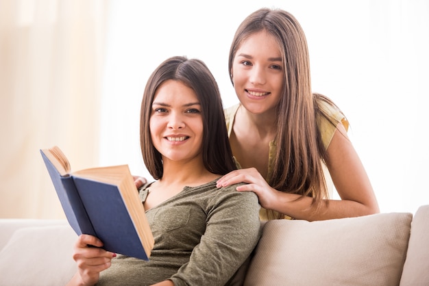 Hermosa madre y su linda hija adolescente.