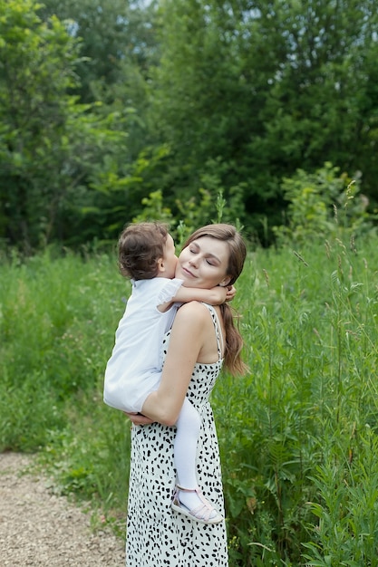 Foto hermosa madre y su pequeña hija al aire libre