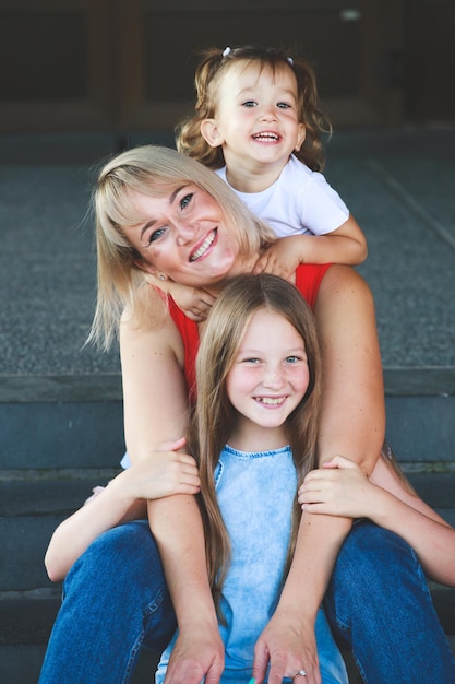 Hermosa mamá rubia con hijas. retrato de grupo