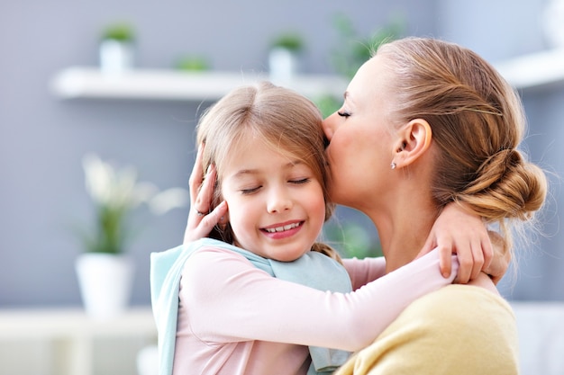 hermosa mamá y su hija se divierten en casa