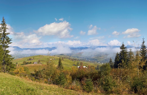 Hermosa mañana de otoño cerca de las afueras de la aldea de los Cárpatos Montaña de los Cárpatos Ucrania