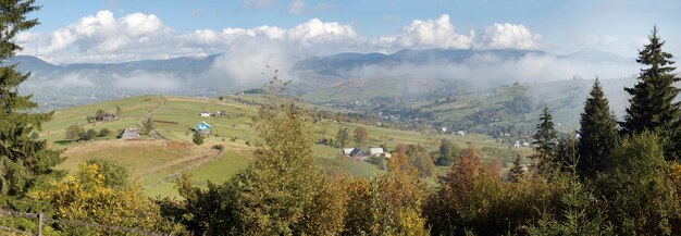 Hermosa mañana de otoño cerca de las afueras del pueblo de los Cárpatos (montaña de los Cárpatos, Ucrania). Seis disparos cosen la imagen.