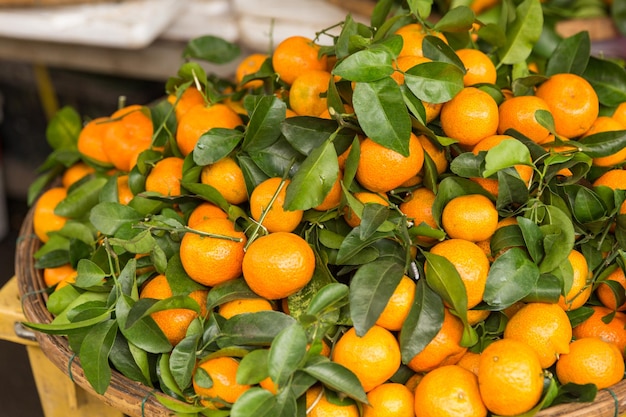 Hermosa mandarina en el mercado de asia madura