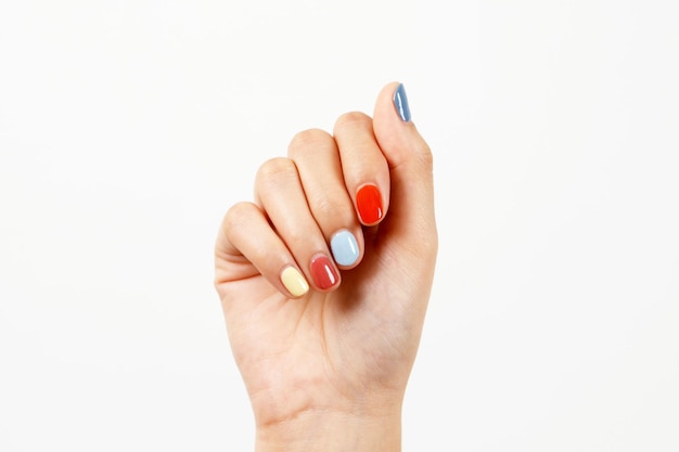 Hermosa mano femenina pintando uñas de gel acrílico Estilo de moda Fondo blanco