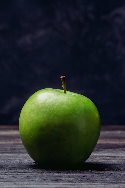 Hermosa manzana verde madura