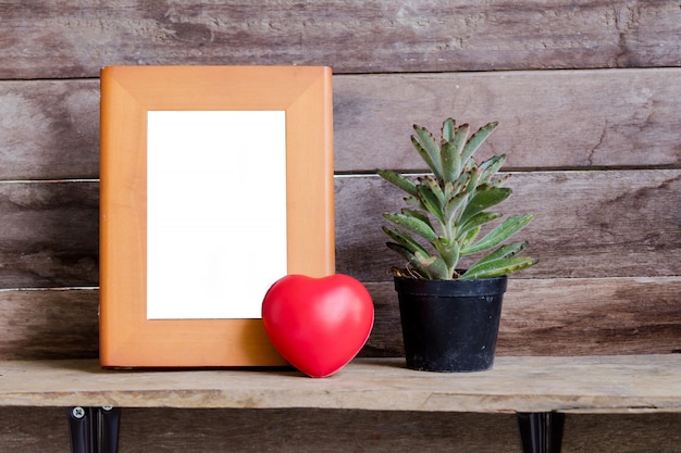 Hermosa maqueta de marco de madera decorada con corazón de San Valentín y cactus