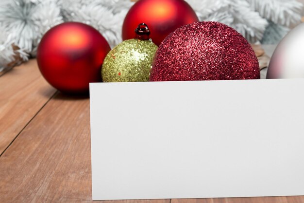 Foto hermosa maqueta de una tarjeta blanca con adornos navideños en el costado de la tarjeta