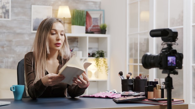 Foto hermosa maquilladora grabando vlog para seguidores. usar equipos profesionales para grabar