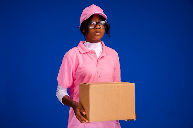 Hermosa mensajera africana sosteniendo una caja