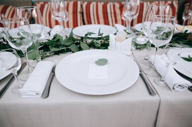 Hermosa mesa de boda en blanco