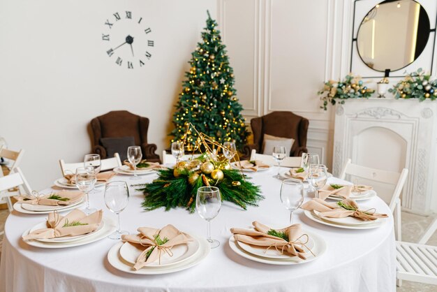 Hermosa mesa para la cena de Navidad o Año Nuevo en el salón Banquete festivo