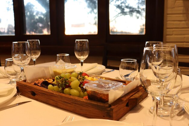 Foto hermosa mesa de comedor servida para invitados