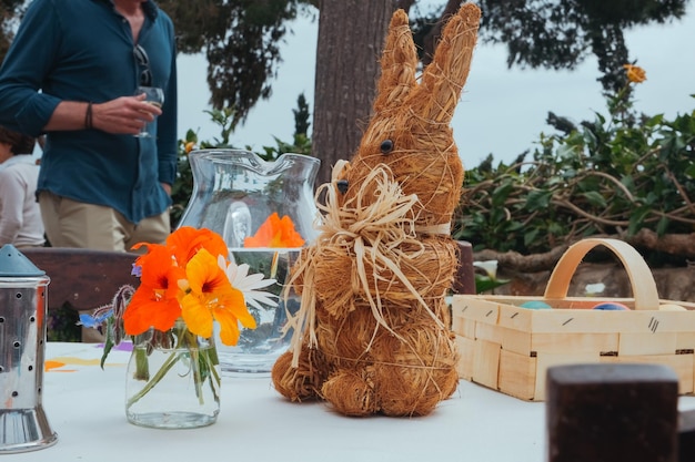 Hermosa mesa con conejo de Pascua y huevos.