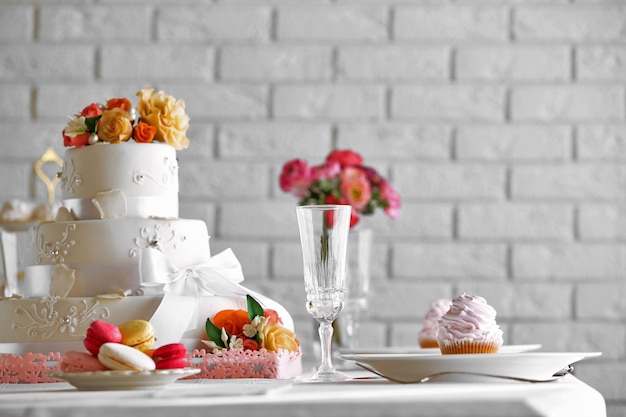 Hermosa mesa decorada para bodas sobre fondo de pared blanca