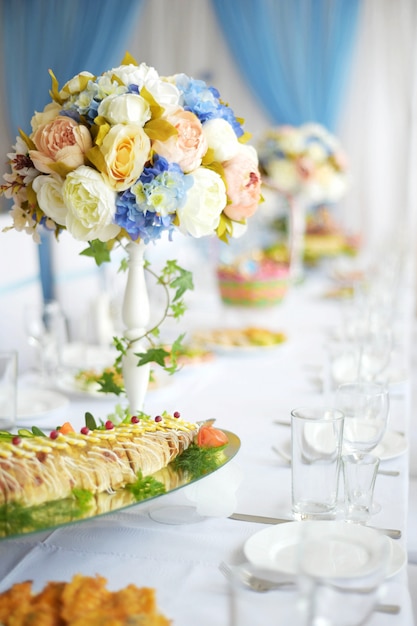 Hermosa mesa decorada para fiesta de bodas, decoraciones de boda con flores