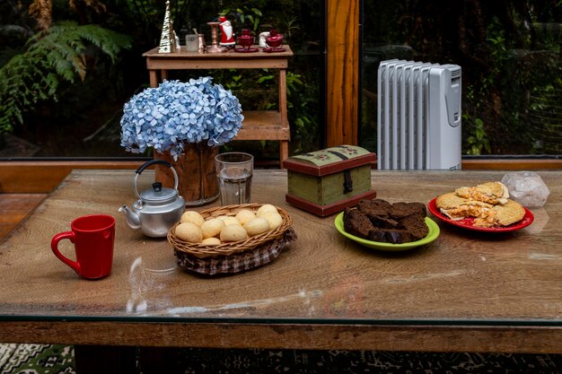 Hermosa mesa de desayuno un lugar acogedor con chimenea