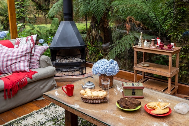 Hermosa mesa de desayuno un lugar acogedor con chimenea