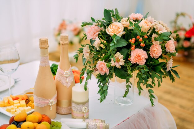 Hermosa mesa festiva para los recién casados.