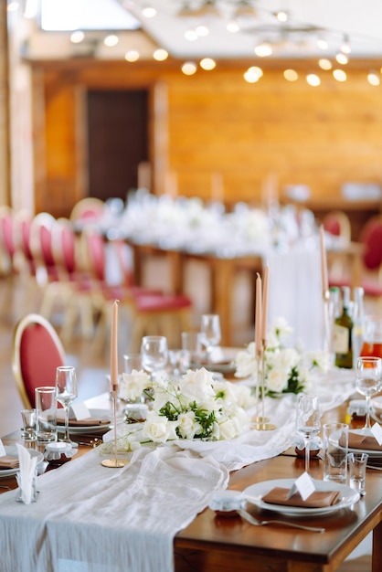 Hermosa mesa para una fiesta de bodas u otro evento festivo Copas para banquetes