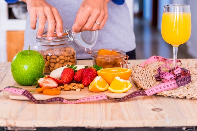 Hermosa mesa llena de comida como frutas para tener un buen y agradable desayuno en casa para perder peso y estar mejor contigo mismo - en la mesa hay plátano, framberry, naranja, manzana y más