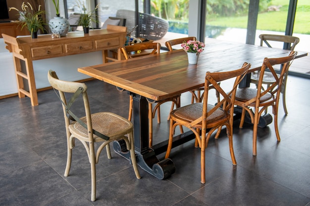 Hermosa mesa de madera en casa moderna