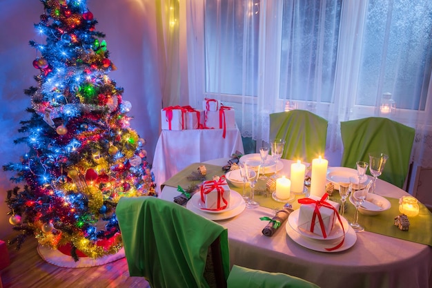 Hermosa mesa navideña con árbol de Navidad y regalos