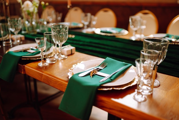 Hermosa mesa para la recepción de una fiesta de bodas u otro evento festivo de color esmeralda