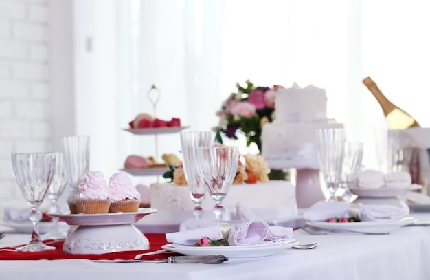 Hermosa mesa servida para bodas u otras celebraciones en el restaurante