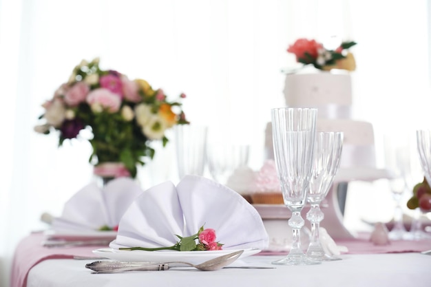 Hermosa mesa servida para bodas u otras celebraciones en el restaurante