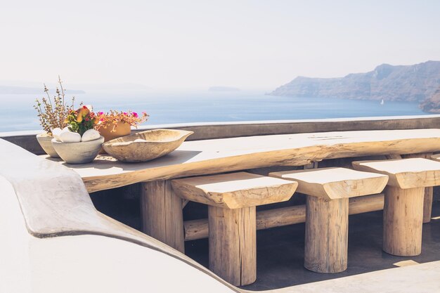 Hermosa mesa y sillas de madera vintage en la terraza Santorini