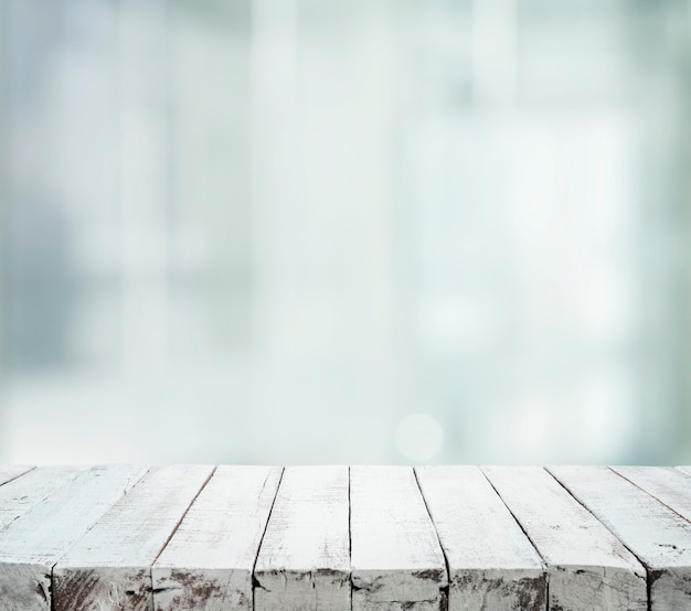 Hermosa mesa de textura de madera blanca sobre fondo rojo bokeh. Para el amor de decoración, ideas de conceptos de San Valentín