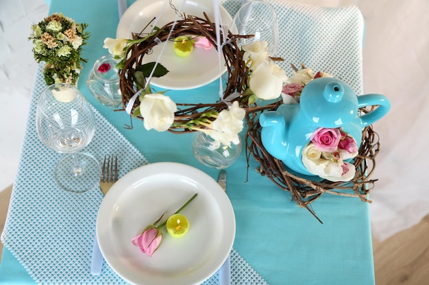 Hermosa mesa de vacaciones de Pascua en tonos azules sobre fondo claro