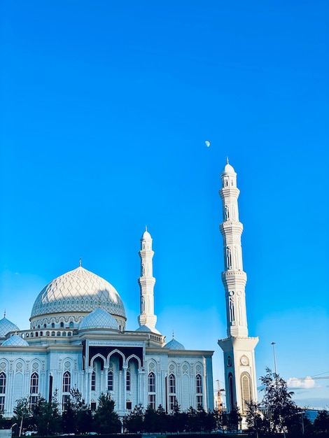 Hermosa mezquita en Astana Kazajstán Fondo de cielo azul