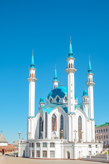 Hermosa mezquita blanca con techo azul contra el cielo azul en un día soleado de verano.